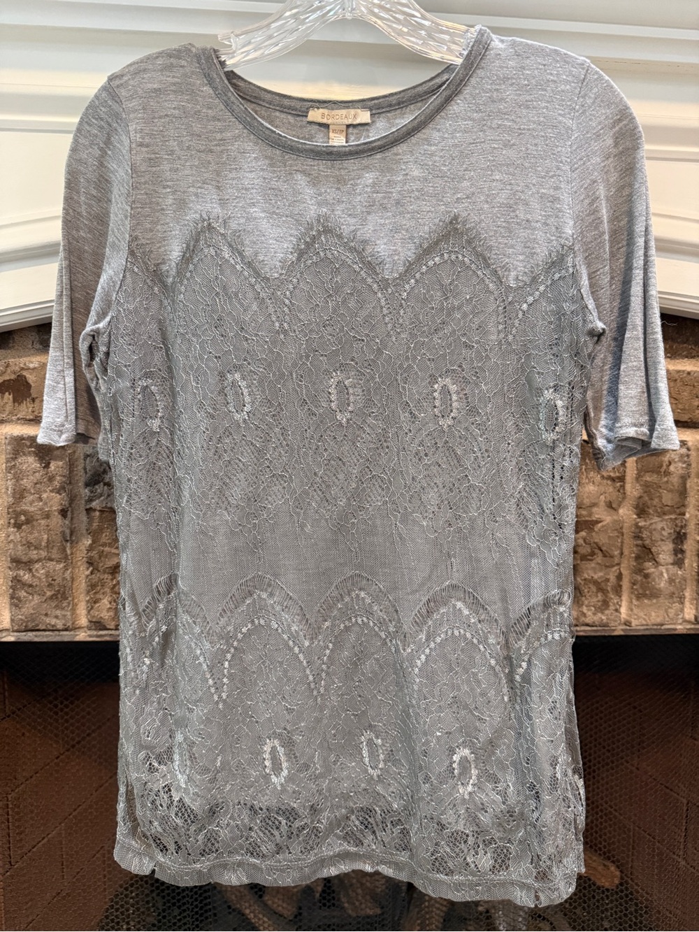 Bordeaux XS Women’s Gray Lace-Overlay Short Sleeve Top